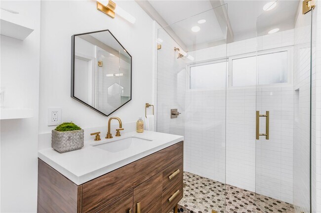 Building Photo - 816 The Strand