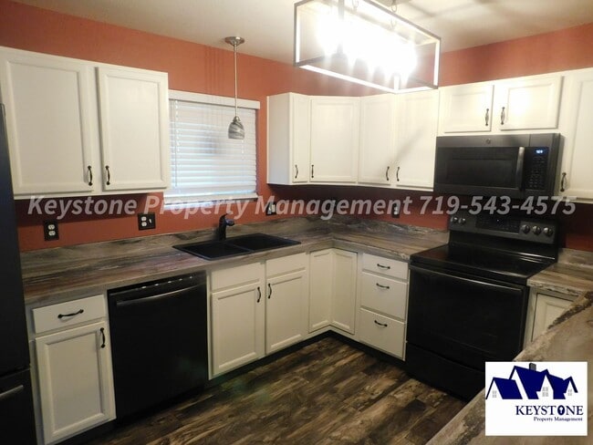 Building Photo - Pueblo West Rancher with Beautiful Views! ...