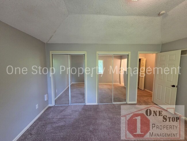Building Photo - 4 Bedroom, 2.5 Bathroom Home in North Kansas City, Missouri
