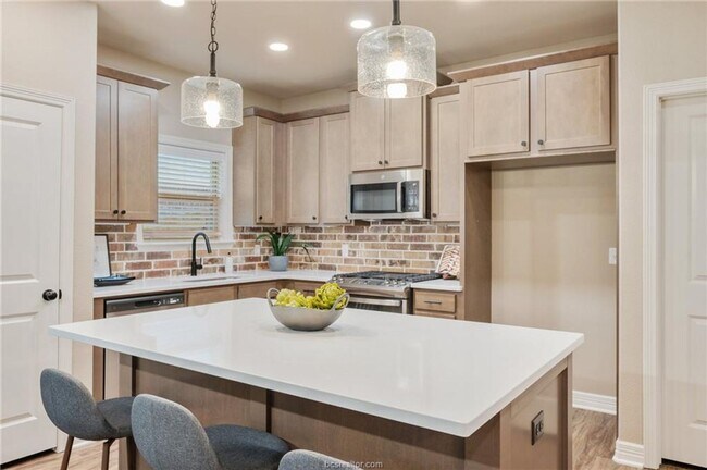 Building Photo - 4 Bedroom, 2 Bath in Dove Crossing Subdivi...
