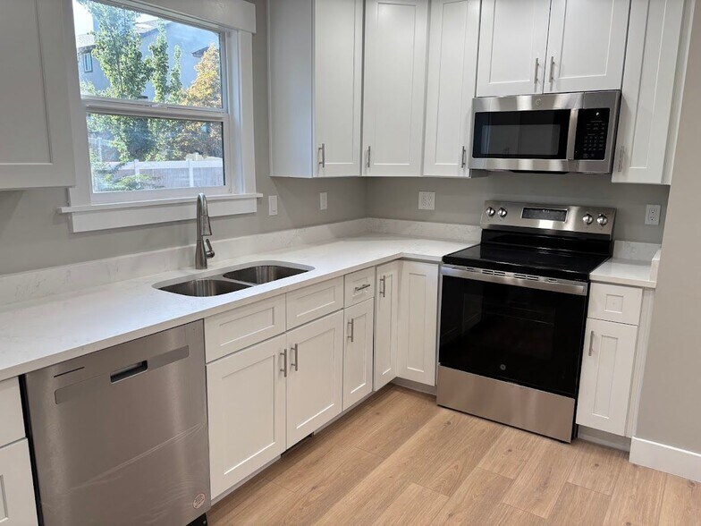 Building Photo - 9185 S Quail Hollow Dr