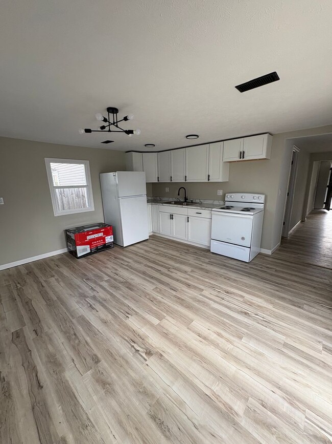 Building Photo - Newly Remodeled Charming 3bd2br Home!!