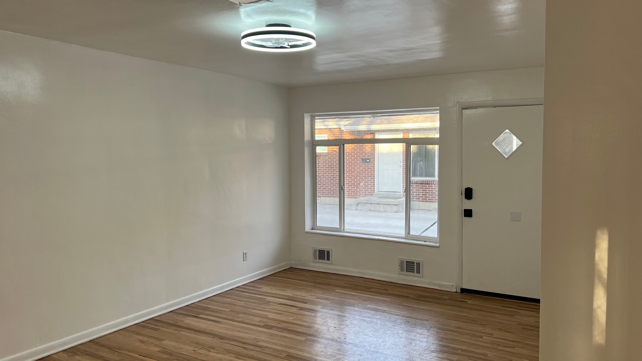 Building Photo - 931 W Fremont Ave