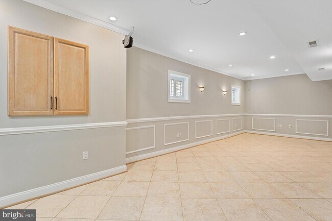 Building Photo - 5905 Lone Oak Dr