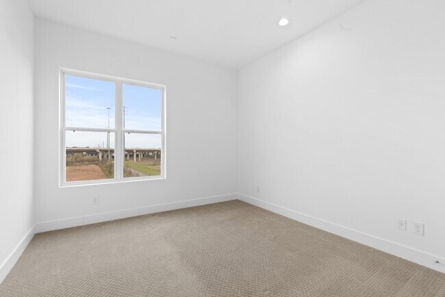 Building Photo - 5915 E Post Oak Ln