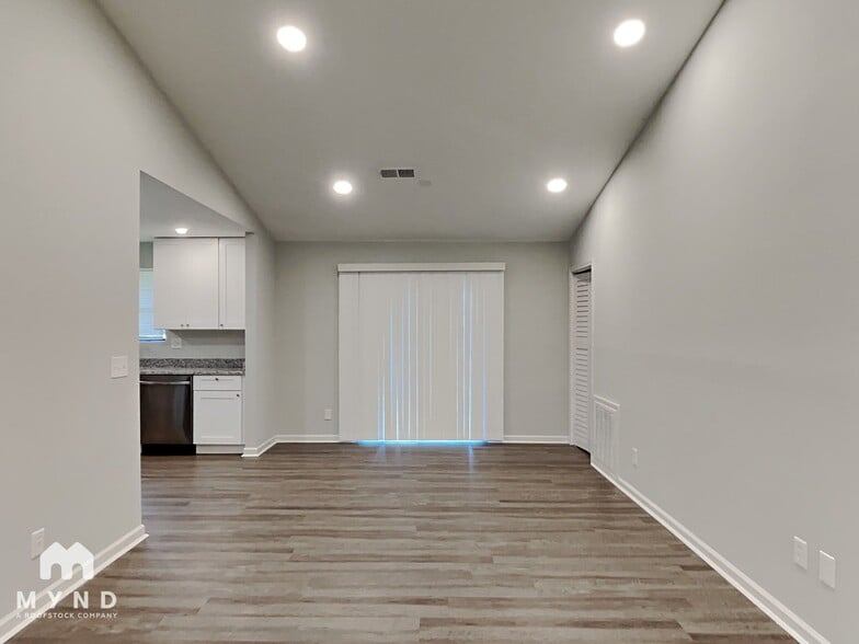 Building Photo - 2 Silverwood Dr