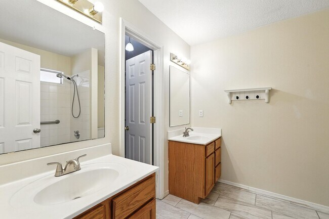 Building Photo - For Rent | 3 Bed / 2 Bath | 2 Car Garage |...
