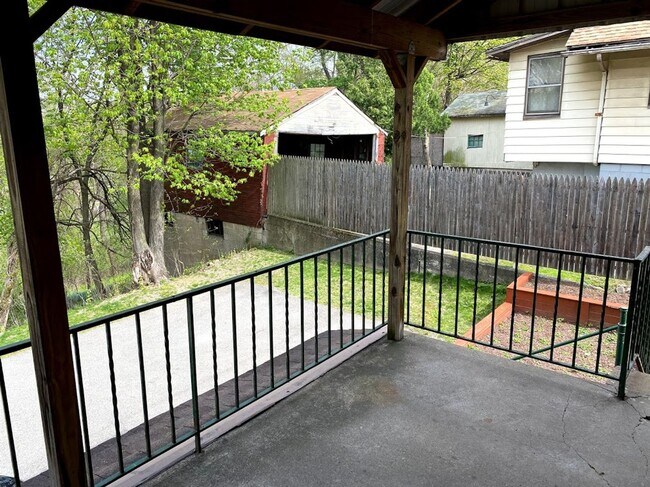 Building Photo - Nice sized Two Bedroom House!