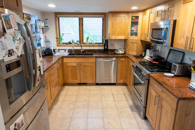 Building Photo - 3625 Roundtree Ct