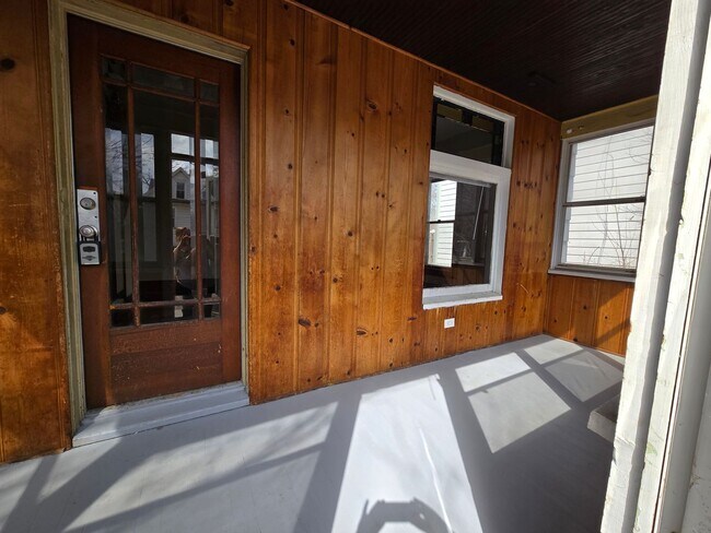 Building Photo - 3 Bedroom House