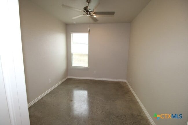 Building Photo - 640 Pacific Crest Trl