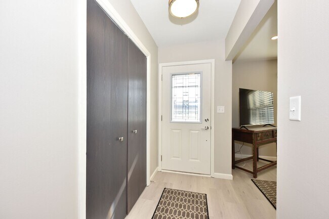Building Photo - Furnished Mequon 4 bedroom ranch