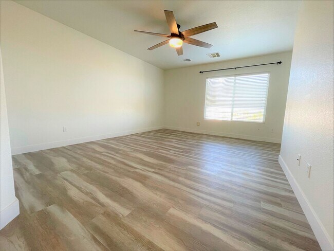 Building Photo - Two Oversized Rooms is what you looking for!