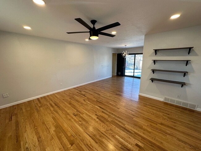 Building Photo - South Boulder Gem: 3 Bed, 2 Bath with Stunning Flatiron Views & Hardwood Flooring throughout!