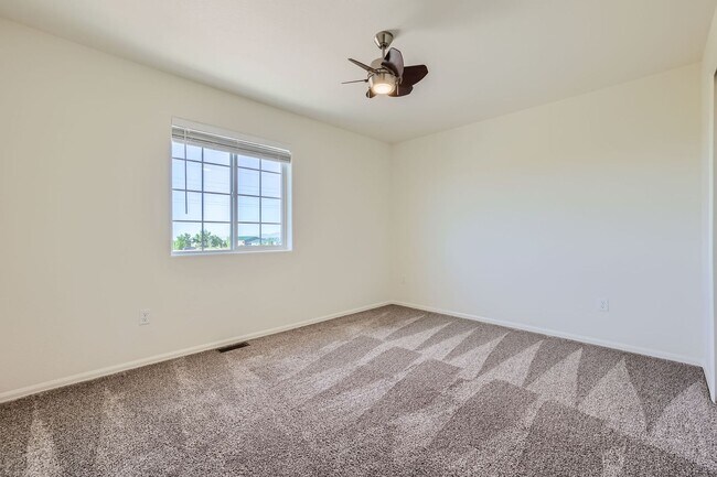 Building Photo - 3 bedroom townhome on north side, attached...