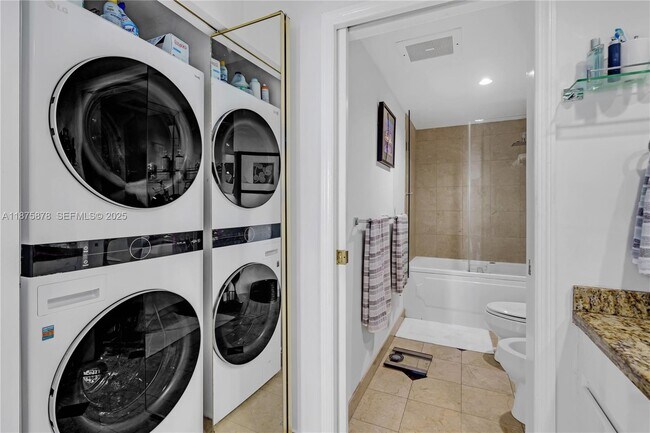 Building Photo - 848 Brickell Key Dr