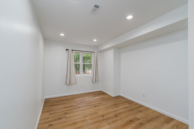 Building Photo - 5120 Queensberry Ave
