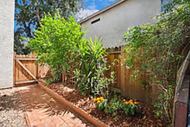 Building Photo - Beautiful 3 Bedroom Home-$750.00 Off 1st M...