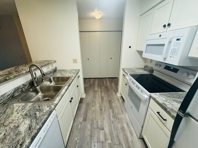 Building Photo - 365 Beaver Kreek Center