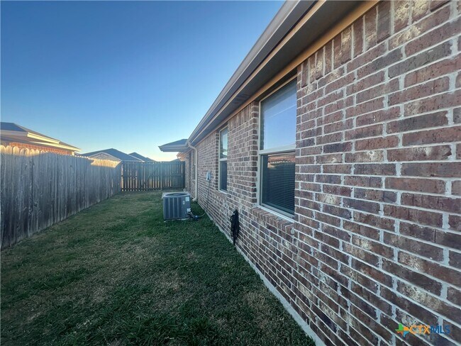 Building Photo - 1401 Loyal Ln