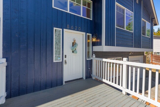 Building Photo - Huge fully fenced dog yard! RV/Boat extra parking! 4 bdrm 2.25 bath. Minutes to I-5, Everett Mall...