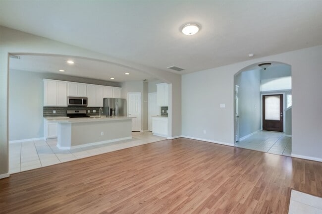 Building Photo - 115 W Burberry Cir