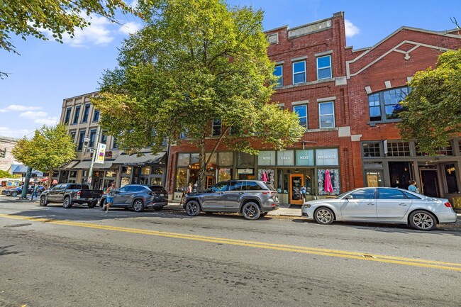 Building Photo - Stylish Studio Condo in Downtown Asheville – Rare Top-Floor Find