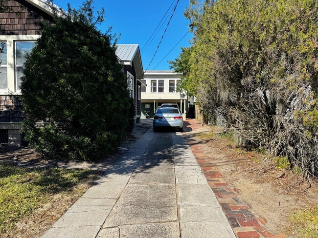 Building Photo - Available 06/15/2026! 2 BR/1 BA Downtown Apartment! Walk Everywhere!