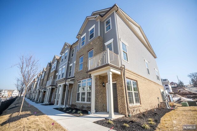 Primary Photo - 88 Leahy Dr