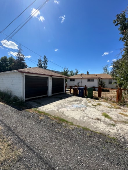 Building Photo - 4024 N Walnut St