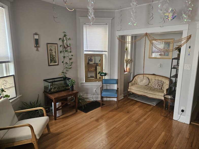 Building Photo - 1924 W Wilson Ave