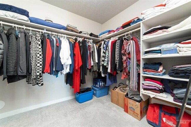 Building Photo - $500 OFF OCTOBER RENT!