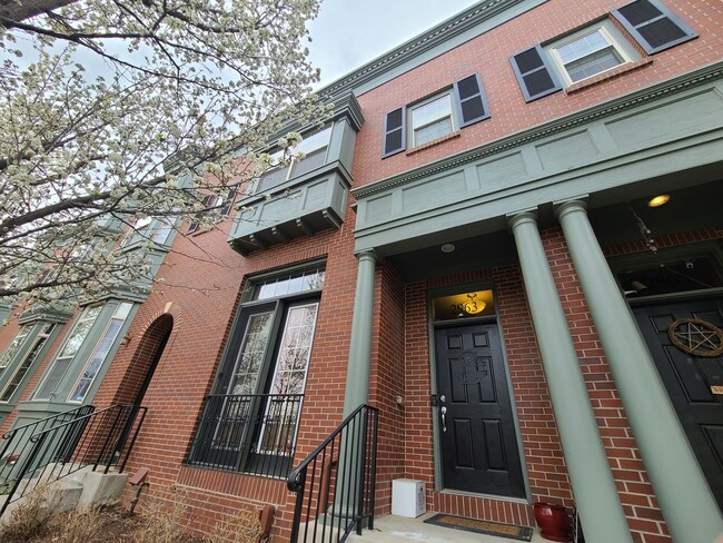 Building Photo - 3 Bedroom Central Park Townhome.