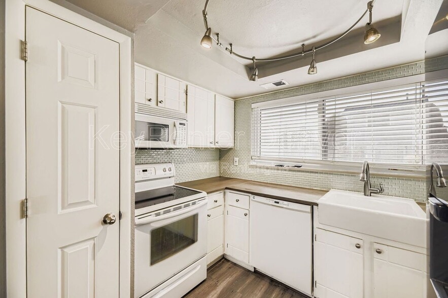 Building Photo - 1199 S Troy St