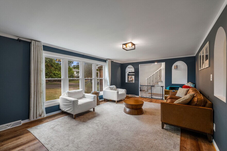 Building Photo - 537 Vine Ln