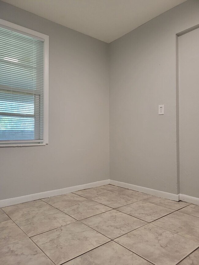 Building Photo - Three-Bedroom Home Near Lake Shipp