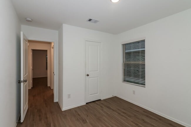 Building Photo - 3302 Aster Mdw Wy