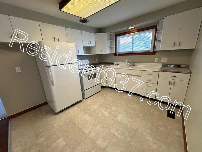 Building Photo - 3 Bed 1 Bath Home