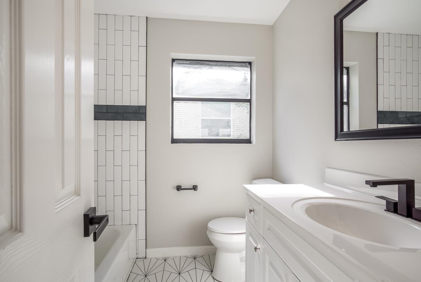 Building Photo - Sleekly updated Richardson home with shady backyard & patio