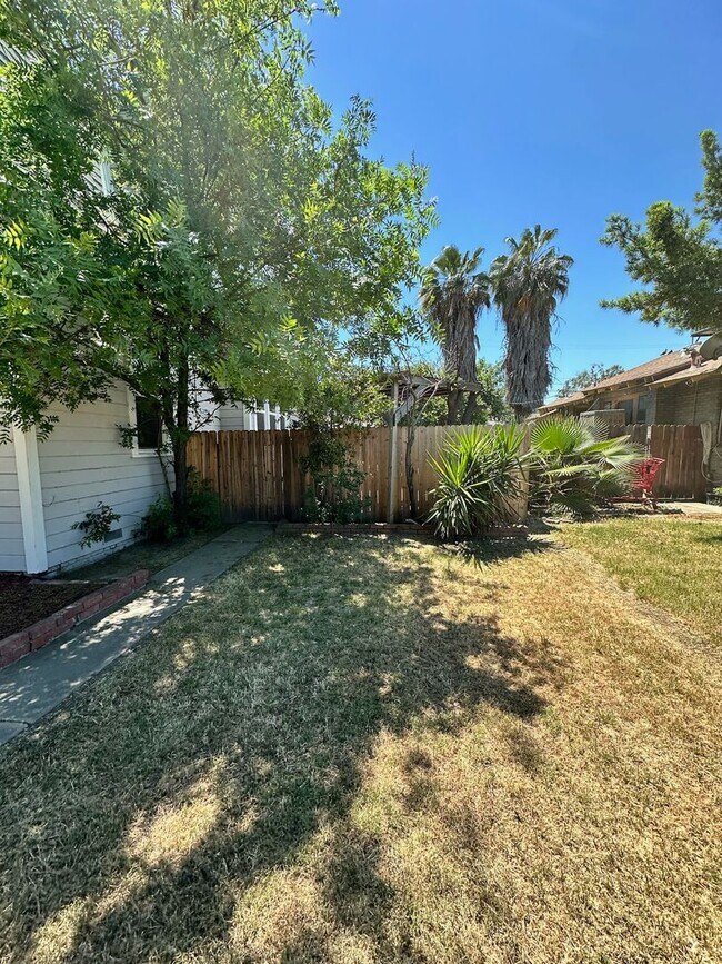 Building Photo - Charming home for rent in Hanford