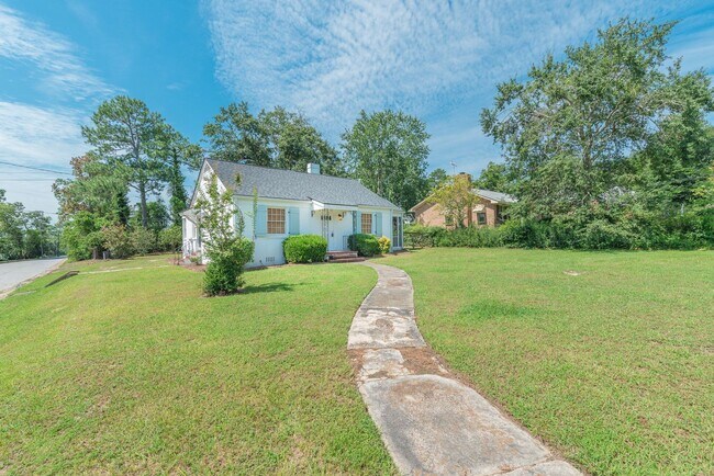 Building Photo - Charming 3-bedroom/2-bath single-family ho...