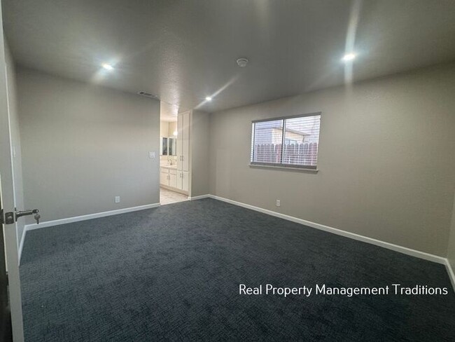 Building Photo - Beautifully redone 4 + 3 Palmdale home!