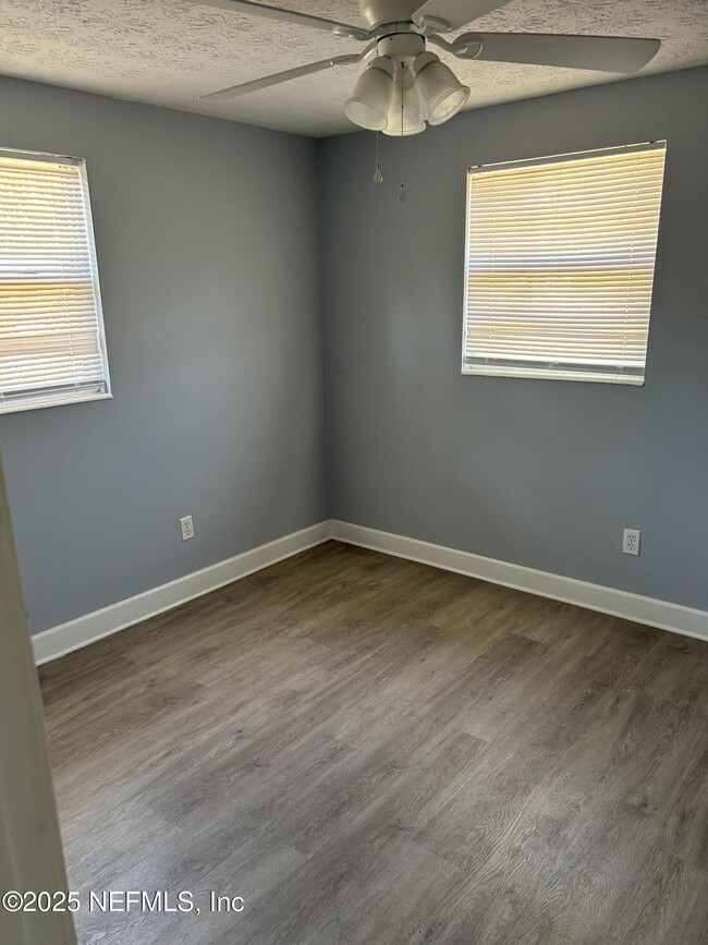 Building Photo - 2834 Goldenrod Cir E