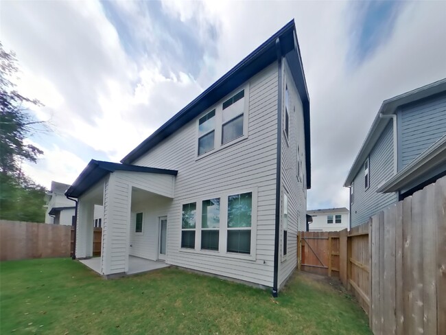 Building Photo - 9835 Willow Creek Commerce Dr