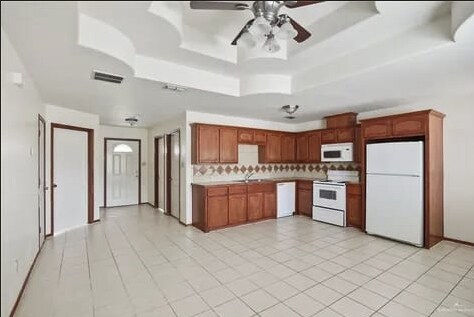 Building Photo - 2000 Circle Dr