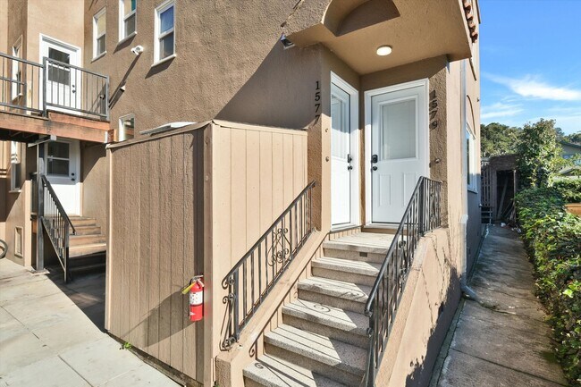 Building Photo - Furnished 3-Bedroom Apartment for 5 – Shared Living College Ave!