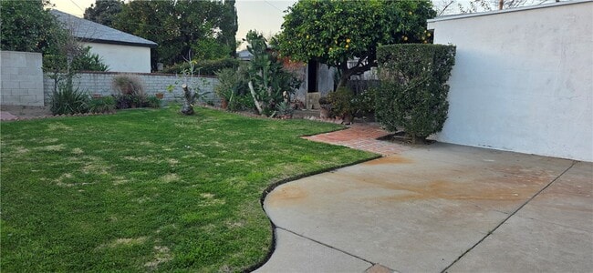 Building Photo - 3304 N Mountain View Ave