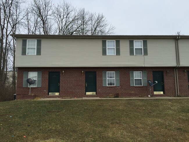 Building Photo - 2 Bed, 1.5 Bath Apartment in Shelbyville!