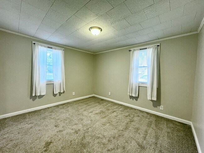Building Photo - DEPOSIT MOVES YOU IN! Pay No Rent Until Oc...