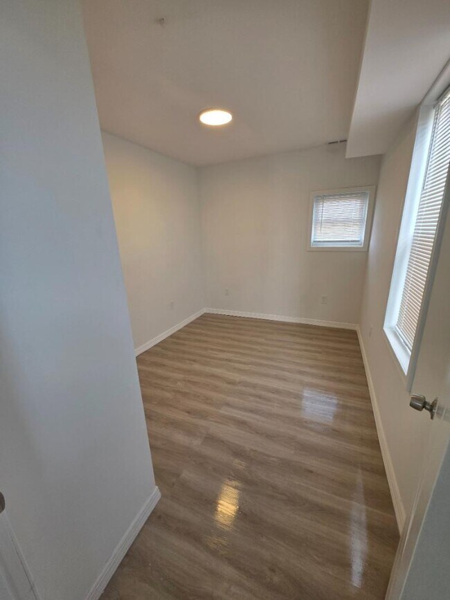 Building Photo - 2442 Sunset Ave